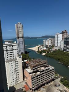 Lindo Flat na rua da Praia - Meia Praia Itapema