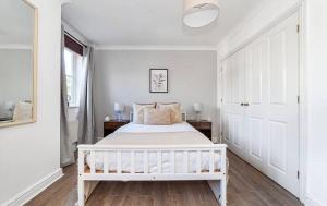 Two Bedroom Apartment in Brixton with Parking for Professional Stays