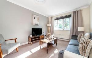 Two Bedroom Apartment in Brixton with Parking for Professional Stays