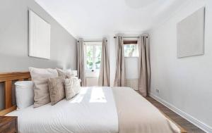 Two Bedroom Apartment in Brixton with Parking for Professional Stays