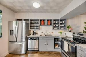 Swiss Avenue Spacious Loft