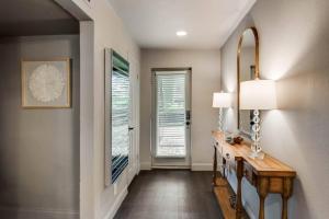 Contemporary Dallas 2BR Condo Patio & Pool