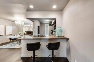 Contemporary Dallas 2BR Condo Patio & Pool