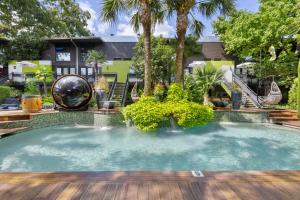 Upscale Dallas Condo Pool, Sauna & Cold Plunge