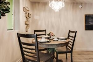 Elegant 2BR w Resort Courtyard in Central Dallas