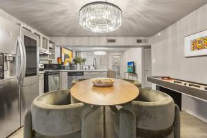 Modern Dallas 2BR Patio, Pool & Secure Parking