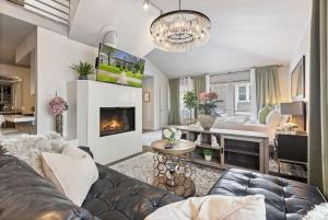 Modern 2BR Dallas Loft w Private Outdoor Terrace