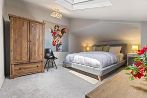 Modern 2BR Dallas Loft w Private Outdoor Terrace