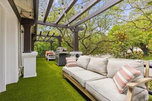 Modern 2BR Dallas Loft w Private Outdoor Terrace