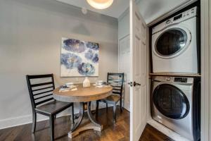 Spacious 1BR sophisticated with tons of windows