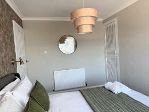 Big 4 Bedroom House for Work Groups near NEC, JLR, HS2 with Private Driveway