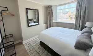 Big 4 Bedroom House for Work Groups near NEC, JLR, HS2 with Private Driveway