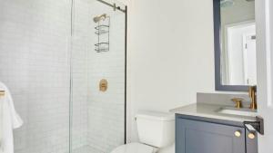 2 Units Steps to the French Quarter Bourbon St The Harlequin by AvantStay