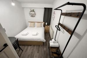 Islington Budget Rooms Bus Stop Outside Restaurants & Shops Easy Central London Access