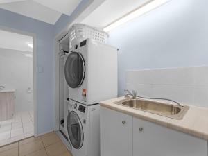 The Palms - Beach Retreat with Pool Garden BBQ