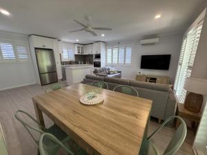 The Palms - Beach Retreat with Pool Garden BBQ