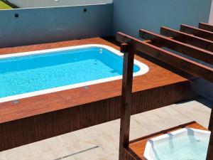 Casa nova com banheira, piscina e jacuzzi