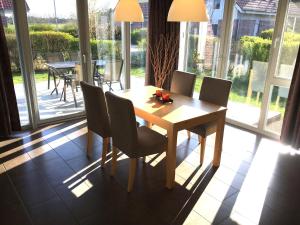 Mueritz-Ferienhaus-Wiesenblick-|-Garten-Sauna-Kamin-und-Boot-|-200-Meter-zur-Mueritz