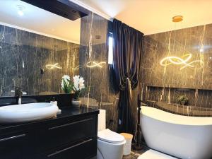 Casa nova com banheira, piscina e jacuzzi