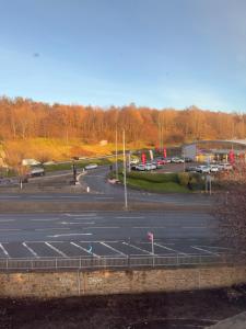 3 double beds, 2BR free parking and Wi-Fi