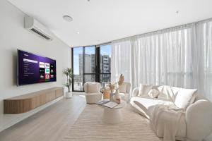 Bouclé Haven Two Bedroom Apartment with Sunset Skyline Views and Parking