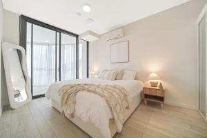 Bouclé Haven Two Bedroom Apartment with Sunset Skyline Views and Parking