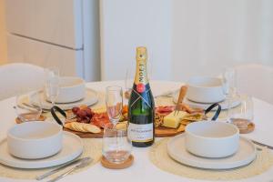 Bouclé Haven Two Bedroom Apartment with Sunset Skyline Views and Parking