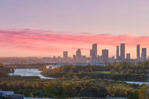 Bouclé Haven Two Bedroom Apartment with Sunset Skyline Views and Parking