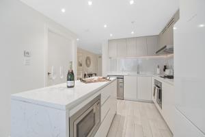 Bouclé Haven Two Bedroom Apartment with Sunset Skyline Views and Parking