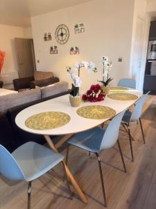 3 double beds, 2BR free parking and Wi-Fi