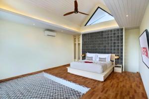 Floria Comfortable 1 BR Loft Pool Villa With Jacuzzi ZN448