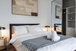 Wolli Creek Stylish 2-Bedroom and 2 bathrooms apartment with free parking, steps to train and CBD