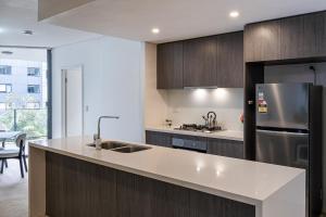 Wolli Creek Stylish 2-Bedroom and 2 bathrooms apartment with free parking, steps to train and CBD