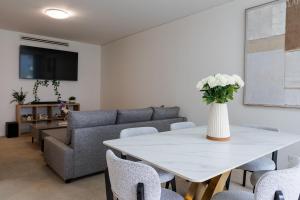 Wolli Creek Stylish 2-Bedroom and 2 bathrooms apartment with free parking, steps to train and CBD
