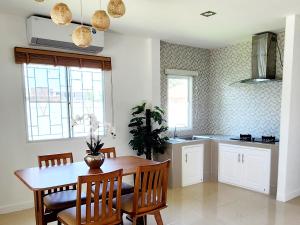 3 bedrooms 2 restrooms Close to beach Shops nearby