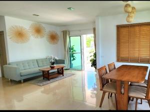 3 bedrooms 2 restrooms Close to beach Shops nearby