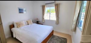 3 bedrooms 2 restrooms Close to beach Shops nearby