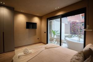 Spacious duplex Private HEATED pool Jacuzzi