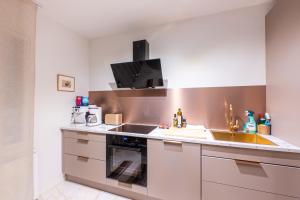 Premium City Center 2 rooms Apartment Glassed Balcony FREE PRIVATE PARKING