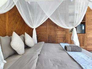 New Manggis 4, Gladak paradise