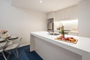 Mediterranean Oasis 1 Bedroom Apartment in Darling Harbour w Pool & Gym