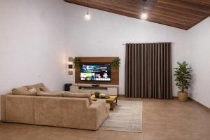 Cantinho do Céu Piscina com Hidro e Lago de Pesca