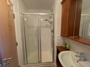 ARI Westhill Queens road lovely Non smoking- No party Workers Apt