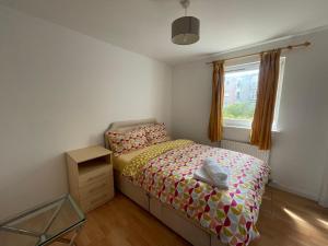 ARI Westhill Queens road lovely Non smoking- No party Workers Apt