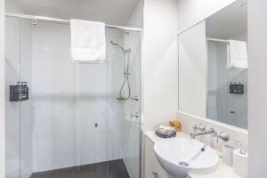 CBD Luxury with River & Botanic Garden Views from Spacious Balcony