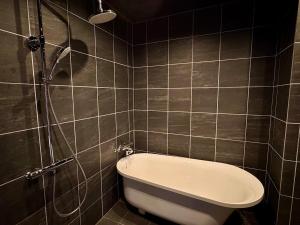 嘉建 2-8人 全新独栋3层 3房3厕所2淋浴1客厅1厨房 天下茶屋站步行5分钟 现代日式风格