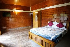 Stay with Lakeview Ponnampet