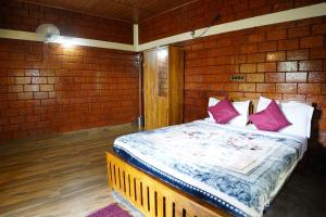 Stay with Lakeview Ponnampet