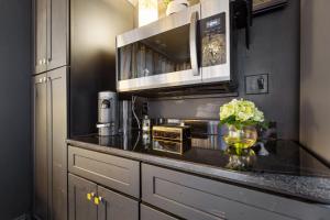 Refined Studio in Dallas Historic Munger Place