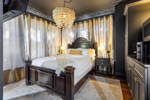 Refined Studio in Dallas Historic Munger Place